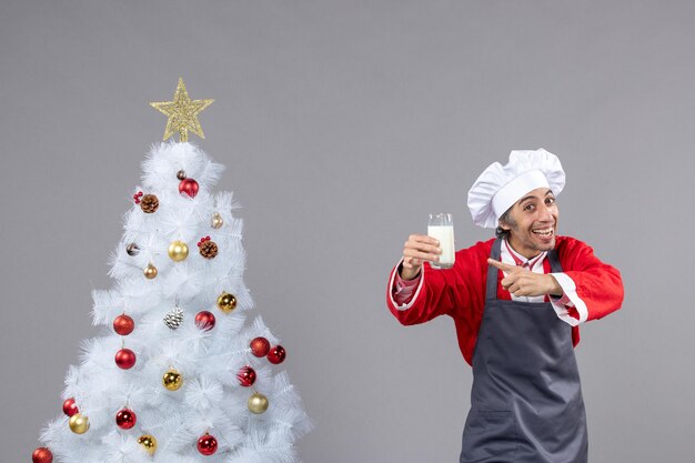 Jeune homme expressif posant pour des vacances d'hiver