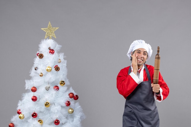 Jeune Homme Expressif Posant Pour Des Vacances D'hiver