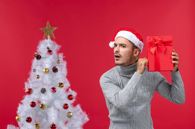 Jeune homme expressif posant pour des vacances d'hiver