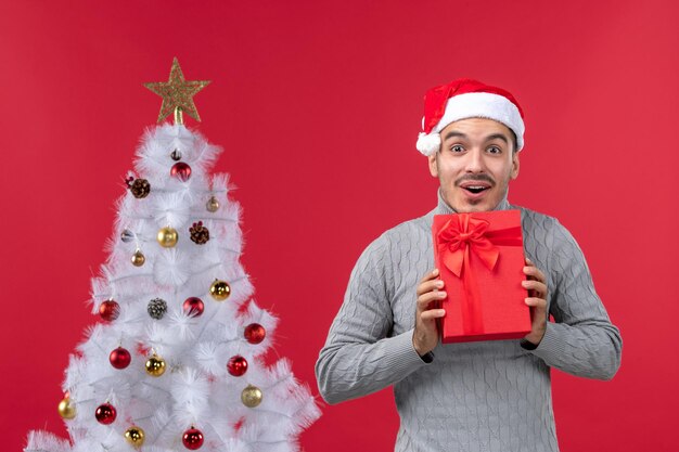 Jeune homme expressif posant pour des vacances d'hiver