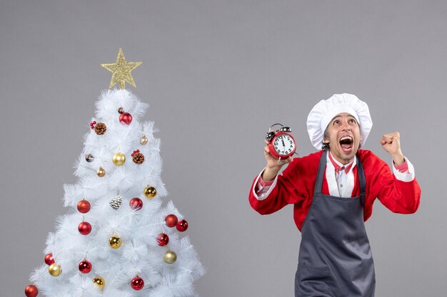 Jeune homme expressif posant pour des vacances d'hiver