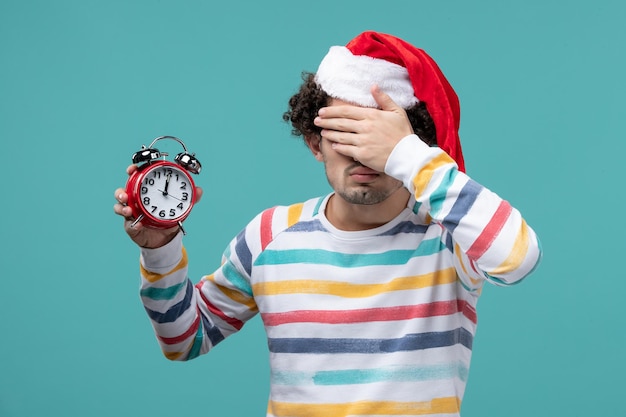 Jeune homme expressif posant pour des vacances d'hiver