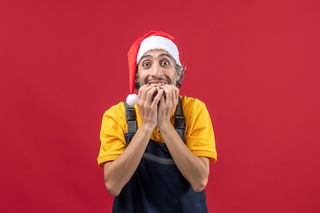 Jeune homme expressif posant pour des vacances d'hiver