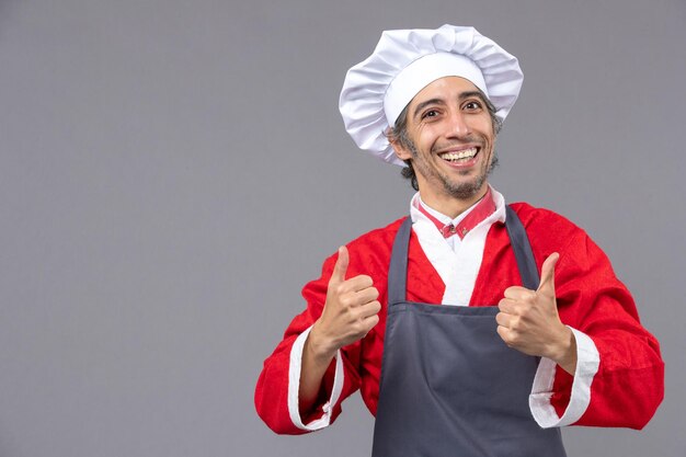 Jeune homme expressif posant pour des vacances d'hiver