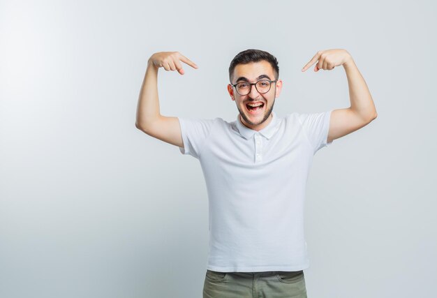 Jeune homme expressif posant en studio