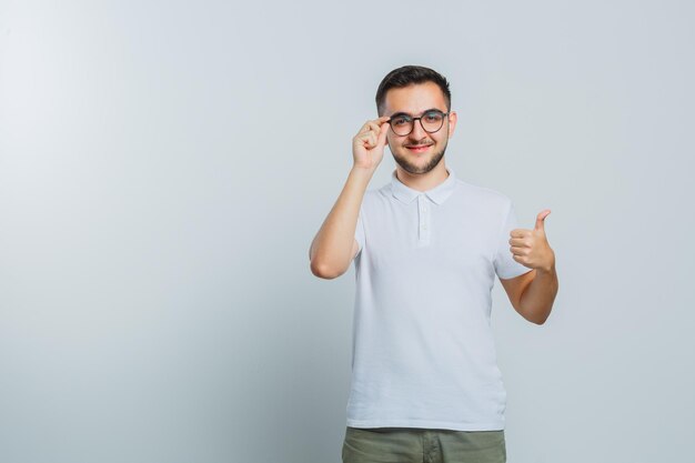 Jeune homme expressif posant en studio