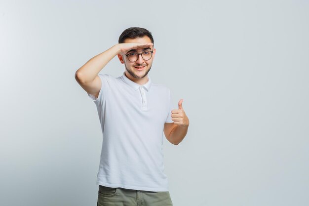 Jeune homme expressif posant en studio