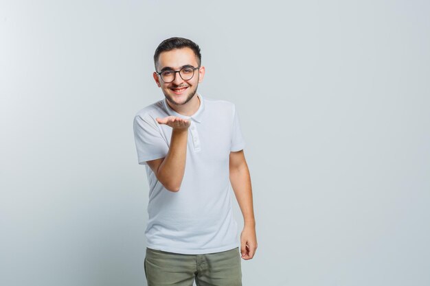 Jeune homme expressif posant en studio