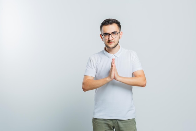 Jeune homme expressif posant en studio