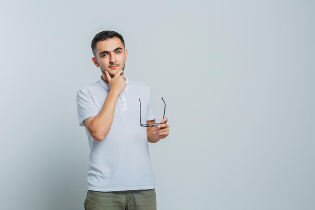 Jeune homme expressif posant en studio