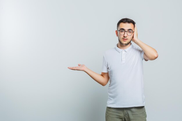 Jeune homme expressif posant en studio