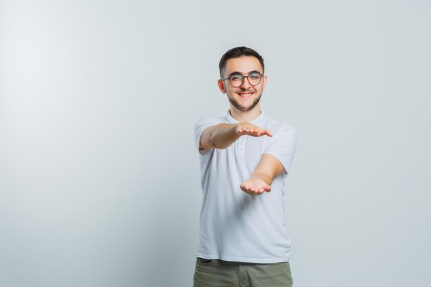 Jeune homme expressif posant en studio