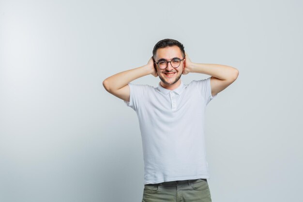 Jeune homme expressif posant en studio