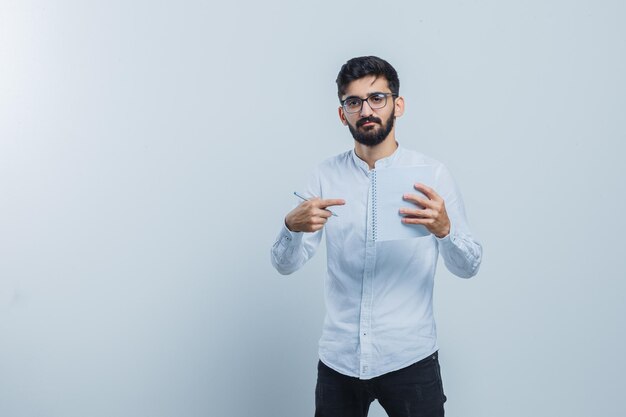 Jeune homme expressif posant en studio