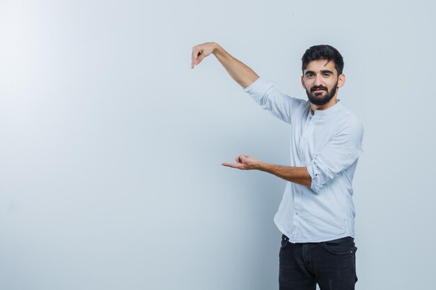 Jeune homme expressif posant en studio