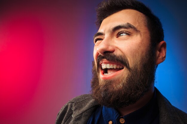 Jeune homme avec une expression dégoûtée repoussant quelque chose