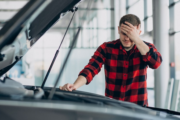 Photo gratuite jeune homme faisant des diagnostics du véhicule