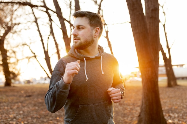 Jeune homme faisant du jogging à l'extérieur dans le parc