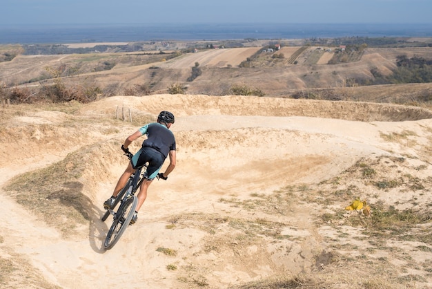 Jeune homme faisant du vélo sur le terrain accidenté