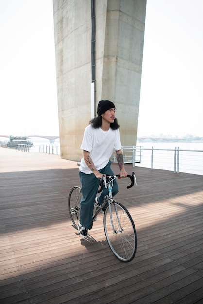 Photo gratuite jeune homme faisant du vélo