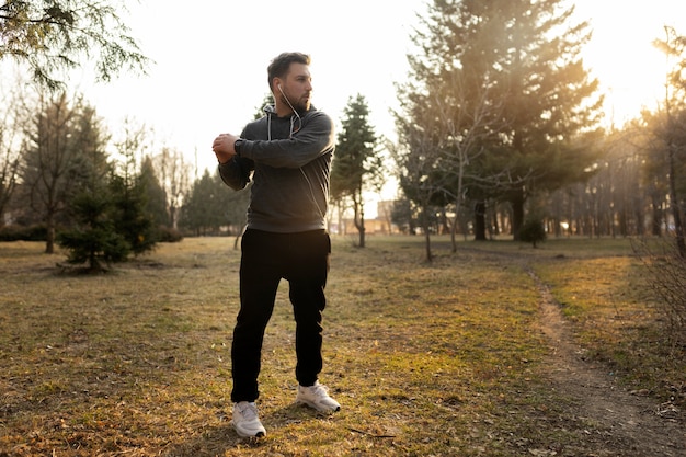 Jeune homme faisant de l'exercice à l'extérieur dans le parc