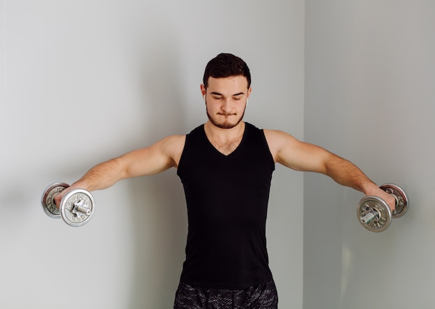 Photo gratuite jeune homme faisant des exercices de sport à la maison