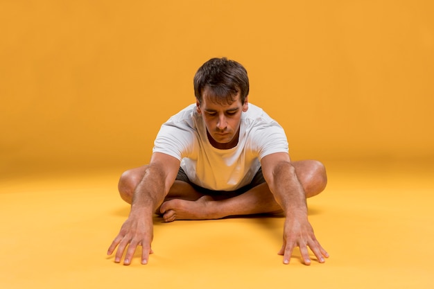Photo gratuite jeune homme faisant des exercices de yoga