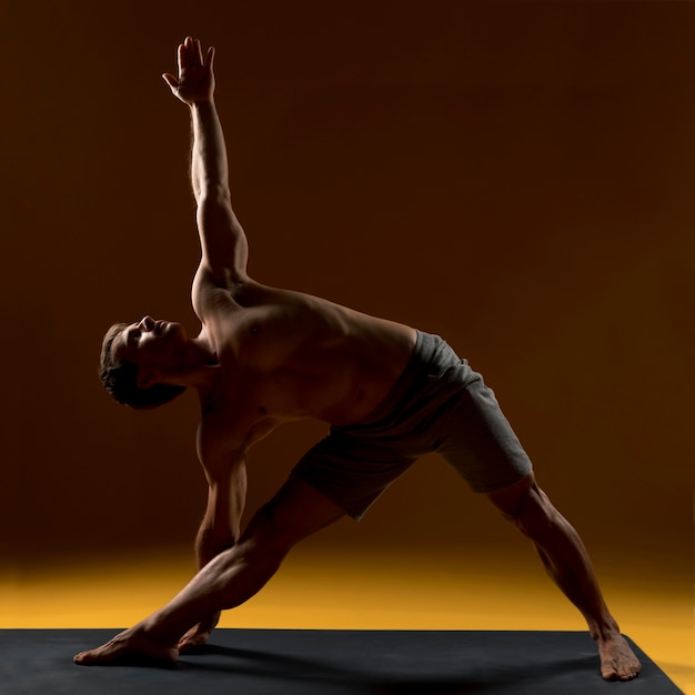 Jeune homme faisant des exercices de yoga