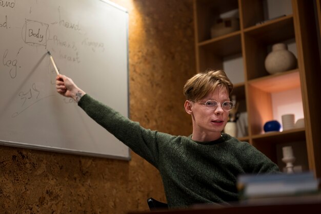 Jeune homme faisant une présentation dans une salle de classe virtuelle