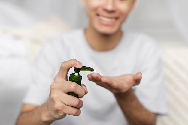 Jeune homme faisant la routine de soins personnels