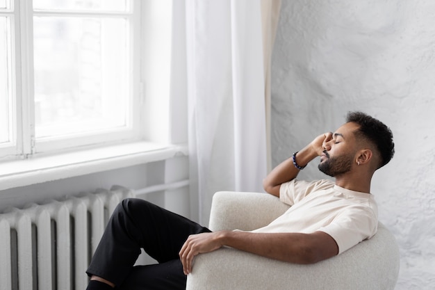 Jeune homme faisant la routine de soins personnels