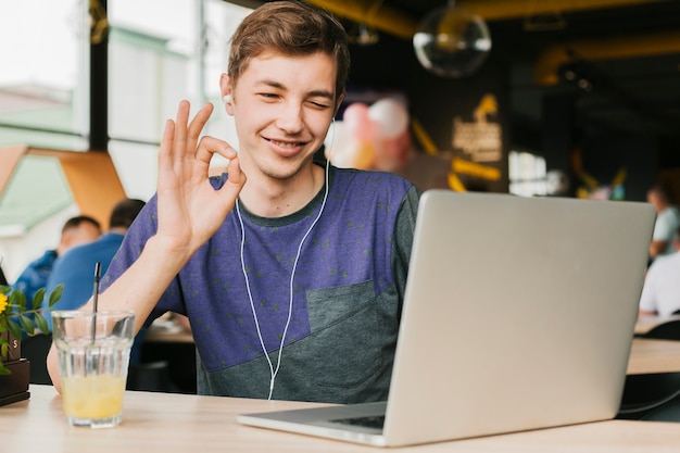 Jeune Homme Fait Un Appel Vidéo Sur Ordinateur Portable