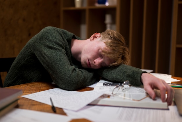 Photo gratuite jeune homme fatigué apprenant dans une salle de classe virtuelle