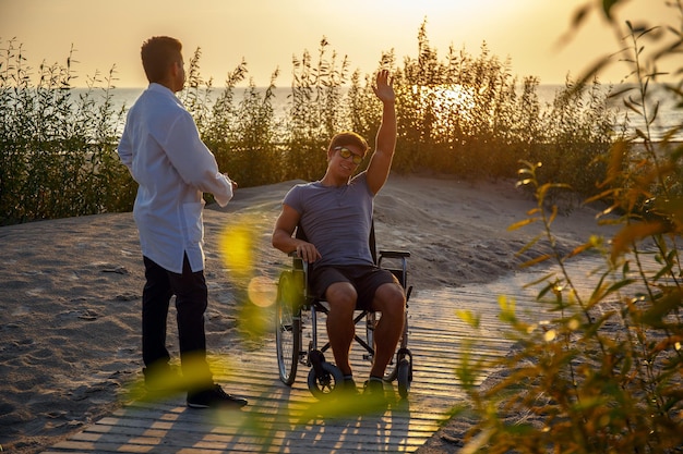Jeune homme en fauteuil roulant et son médecin.