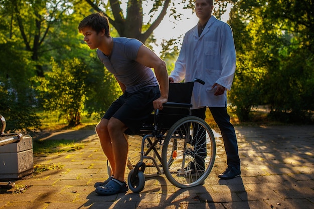 Jeune homme en fauteuil roulant.