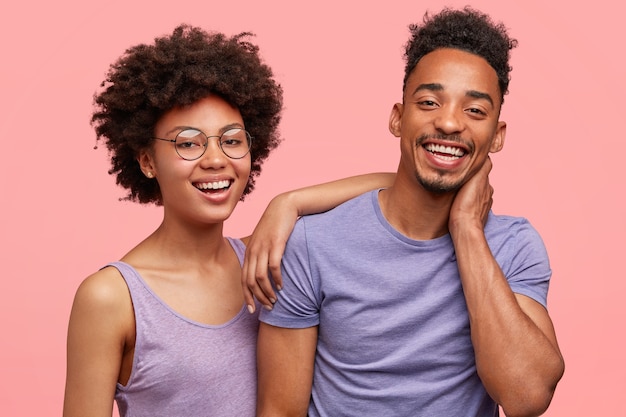 Jeune homme et femme afro-américaine