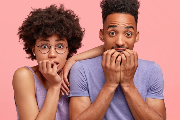 Jeune homme et femme afro-américaine