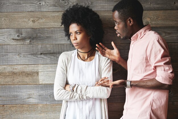 Jeune homme et femme ayant une conversation