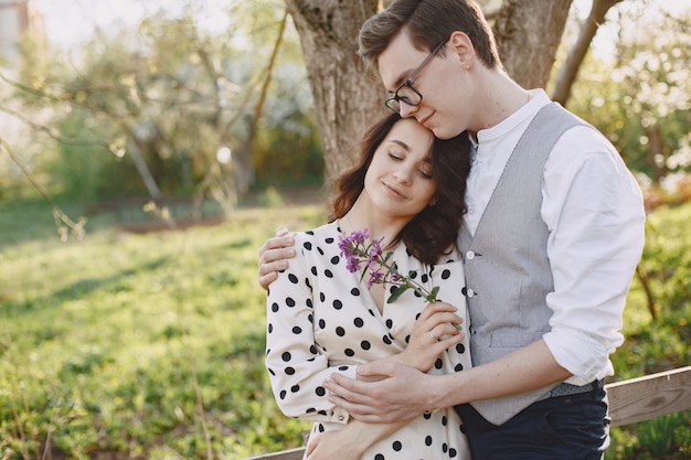 Jeune, homme femme, couple, dans, a, fleurir, jardin