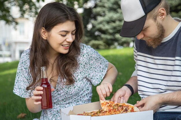 Un jeune homme et une femme en pique-nique à un rendez-vous ensemble