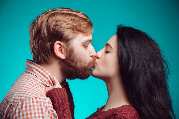 Jeune homme et femme s'embrassant