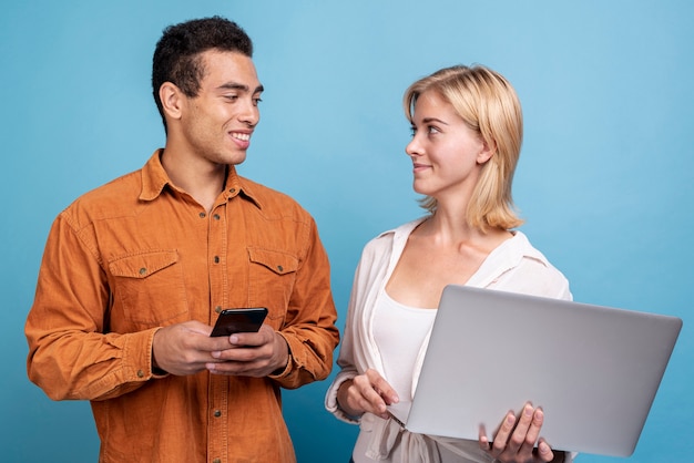 Jeune Homme Et Femme Se Regardant