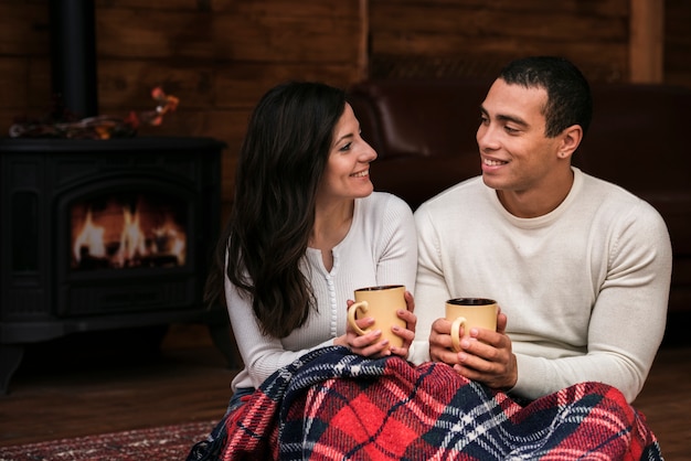 Jeune homme et femme souriant l'un à l'autre