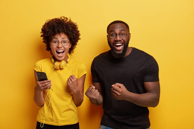 Jeune homme, et, femme souriant