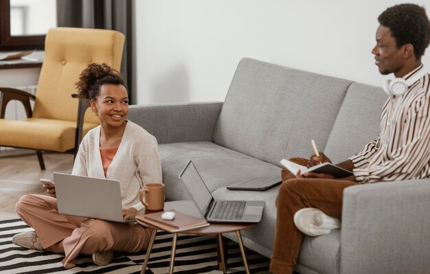 Jeune homme et femme travaillant à domicile