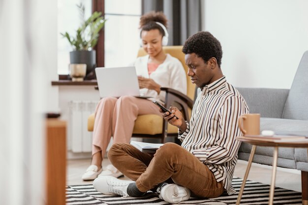 Jeune homme et femme travaillant à domicile