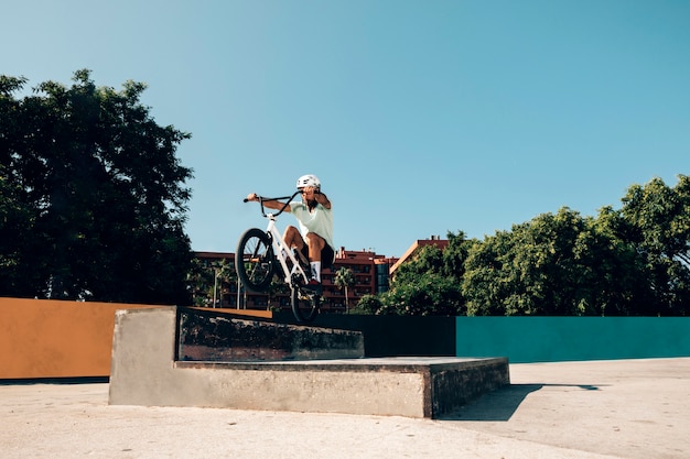 Jeune homme, formation, dans, skate park