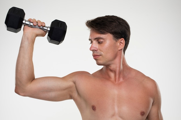 Photo gratuite jeune homme en forme de formation pour la musculation