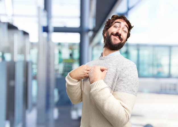 jeune homme fou expression heureuse