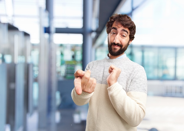 jeune homme fou expression heureuse